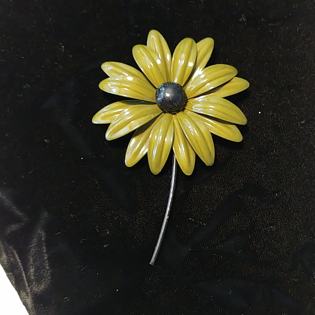 Costume Daisy Pin